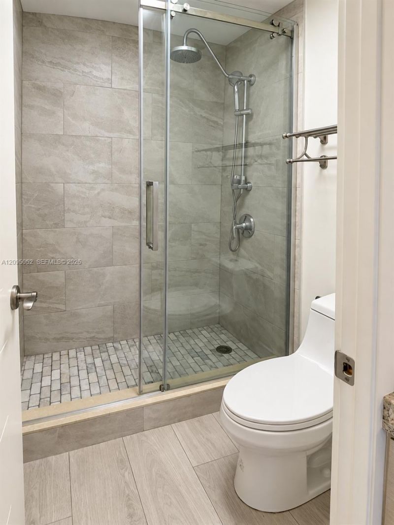 500 W Bayview Dr , Unit 621, Sunny Isles Beach, FL 33160 Photo