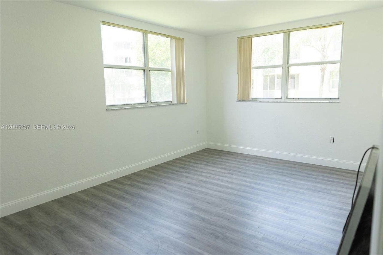 8225 Lake Dr , Unit 203, Doral, FL 33166 Photo