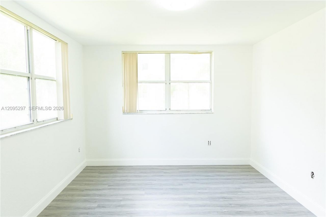 8225 Lake Dr , Unit 203, Doral, FL 33166 Photo