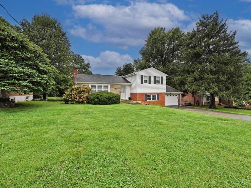 8397 Holiday Hills Drive, Cincinnati, OH 45255 Photo 2