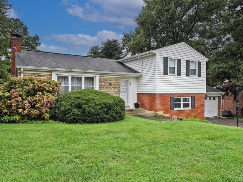 8397 Holiday Hills Drive, Cincinnati, OH 45255 Photo 3