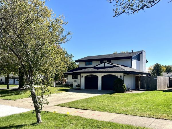214 Cambridge Lane, Bloomingdale, IL 60108