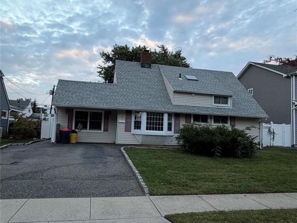 11 Acre Lane , Hicksville, NY 11801