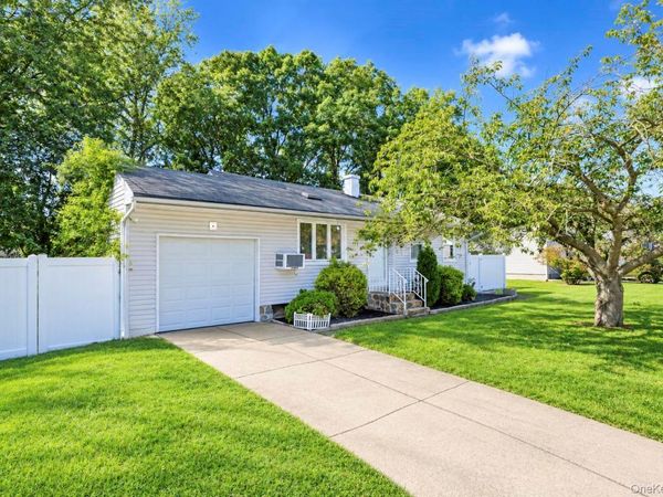 8 Norwalk Lane , Selden, NY 11784