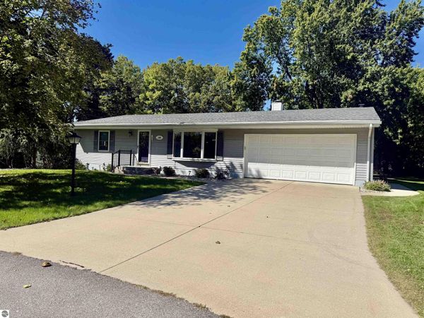 135 Fox Place, St Louis, MI 48880