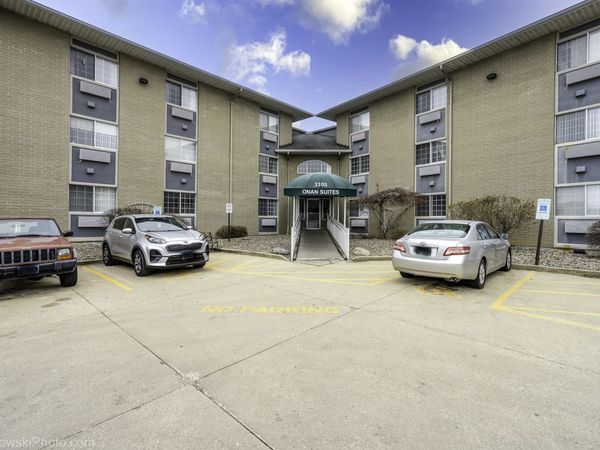 3305 SUNSET Avenue , Unit 220, Waukegan, IL 60087