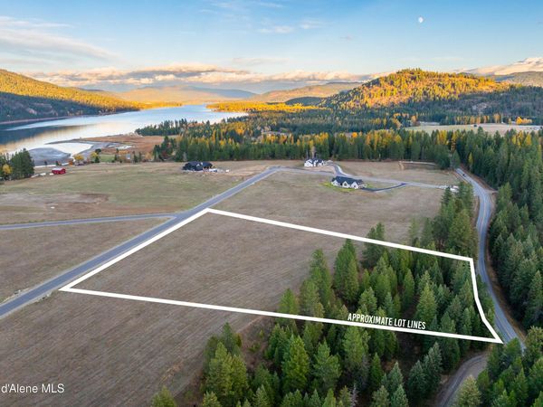 8 Fortune Way, Priest River, ID 83856