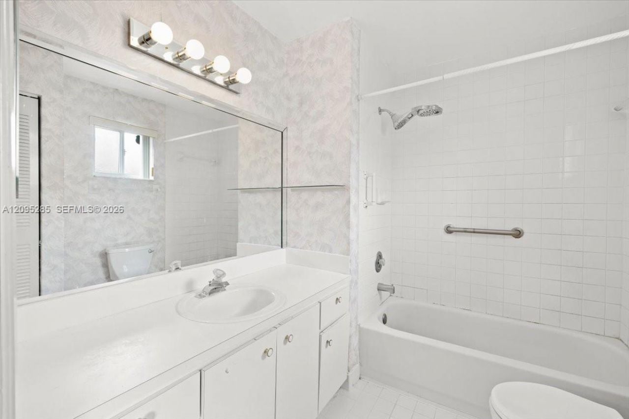 3554 W 80th St , Unit 202, Hialeah, FL 33018 Photo