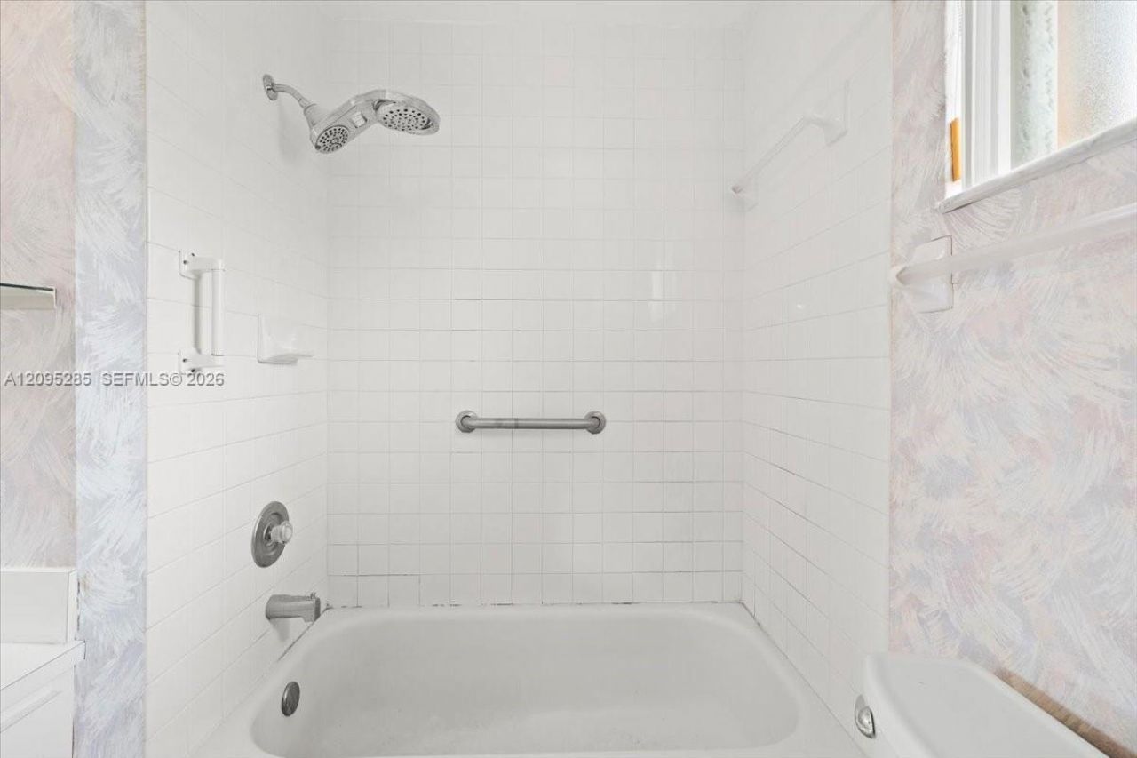3554 W 80th St , Unit 202, Hialeah, FL 33018 Photo