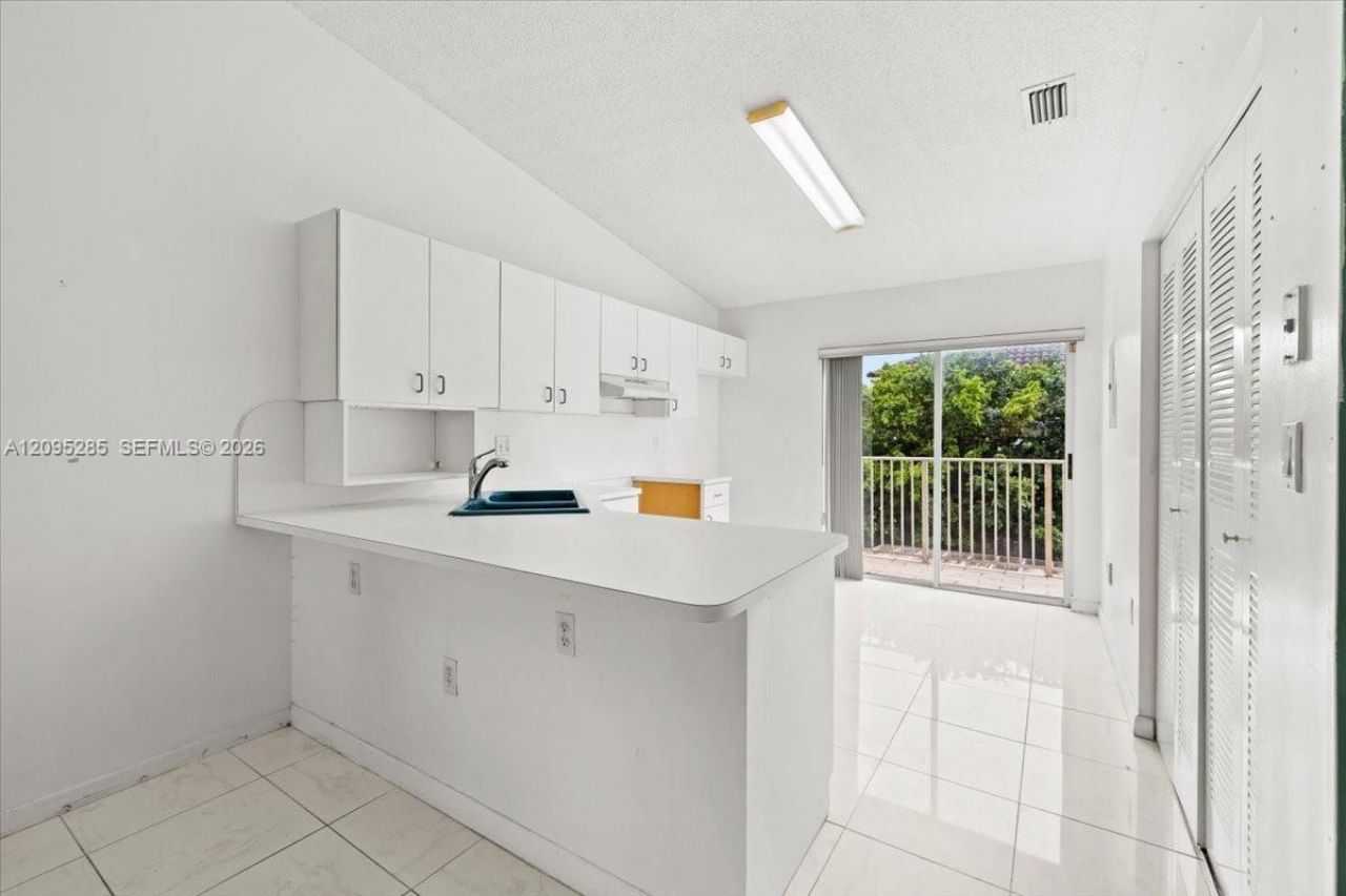 3554 W 80th St , Unit 202, Hialeah, FL 33018 Photo