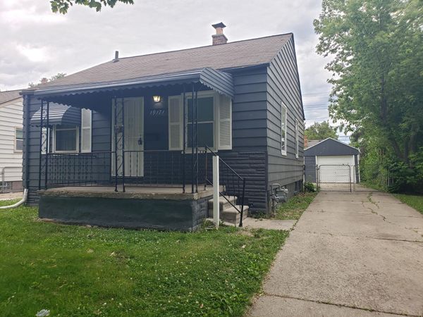 19171 Kenosha Street, Harper Woods, MI 48225