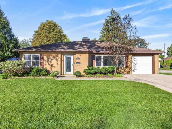 421 S LAKE STREET, Neenah, WI 54956