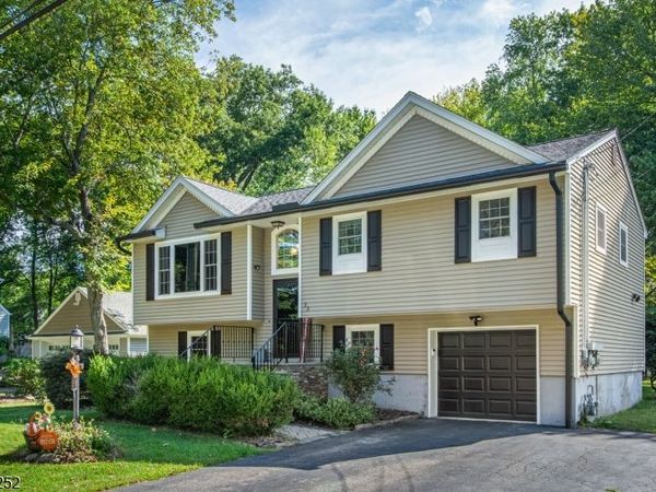 33 Lakeside Ave, Bloomingdale, NJ 07403
