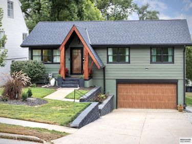 4676 Oak Street, Omaha, NE 68106