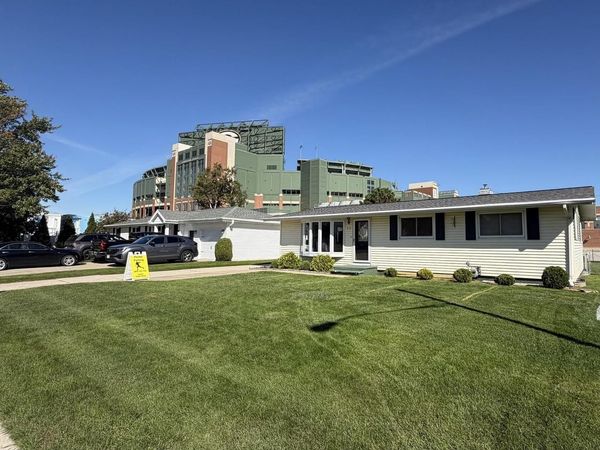 910 STADIUM DRIVE, Green Bay, WI 54304