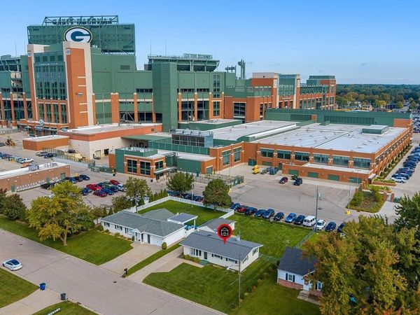 910 STADIUM DRIVE, Green Bay, WI 54304