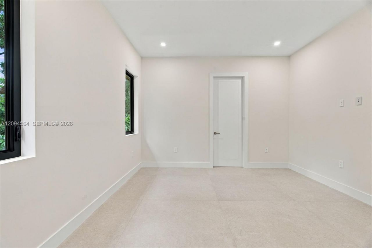 6255 SW 69th St , South Miami, FL 33143 Photo