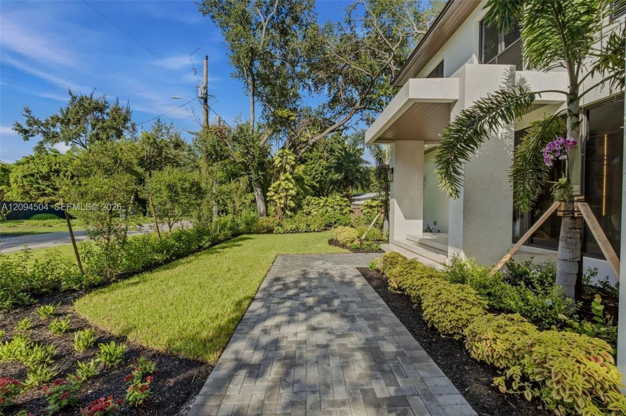 6255 SW 69th St , South Miami, FL 33143 Photo