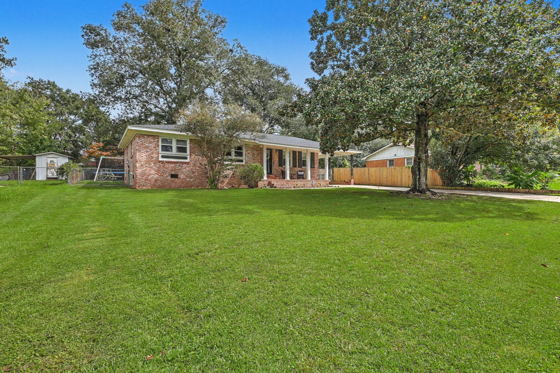330 Oxford Road Photo 44