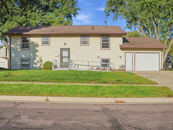 611 James Ave, Mankato, MN 56001