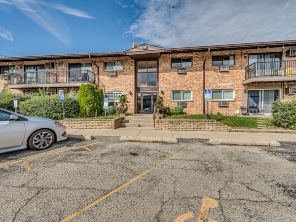 840 E Old Willow Road, Unit 112, Prospect Heights, IL 60070