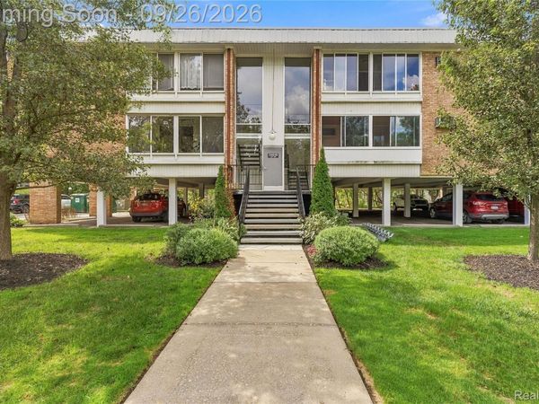 32030 Grand River Avenue, Unit 32, Farmington, Mi 48336