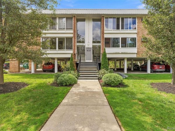 32030 Grand River Avenue, Unit 32, Farmington, Mi 48336