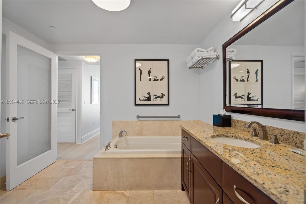 4401 Collins Ave , Unit 1815, Miami Beach, FL 33140 Photo