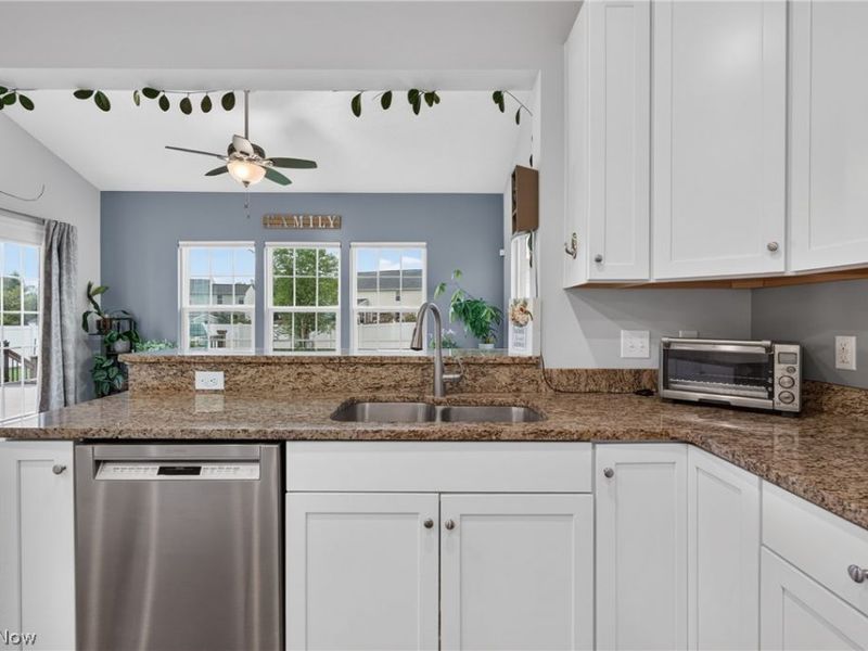 31832 Suncrest Circle, North Ridgeville, OH 44039 Photo 4