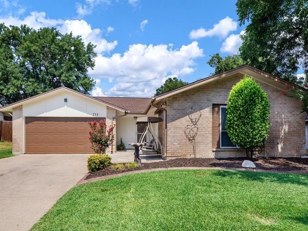 715 Salem Drive , Arlington, TX 76014