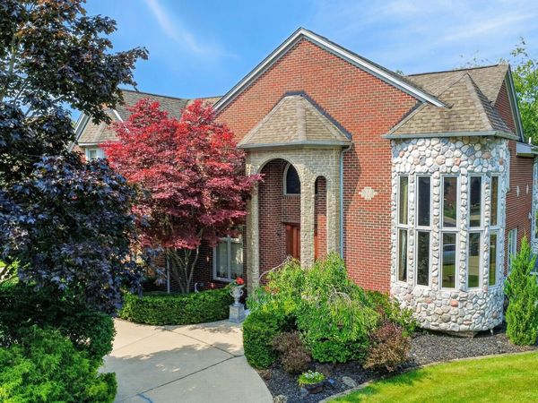 833 Lakewood Drive, Rochester Hills, MI 48309