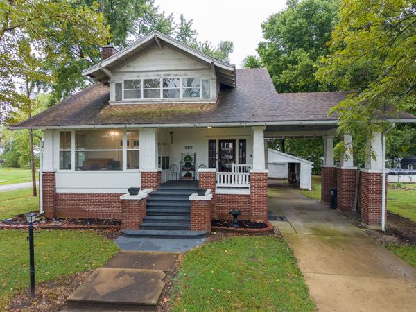311 E Monroe Avenue , Farina, IL 62838