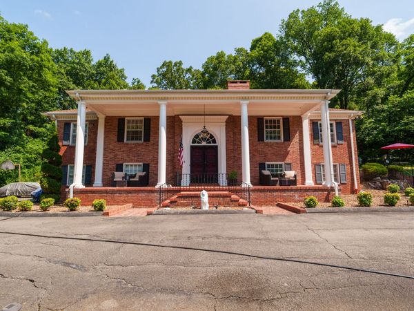 423 S Hillcrest Dr , Livingston, TN 38570