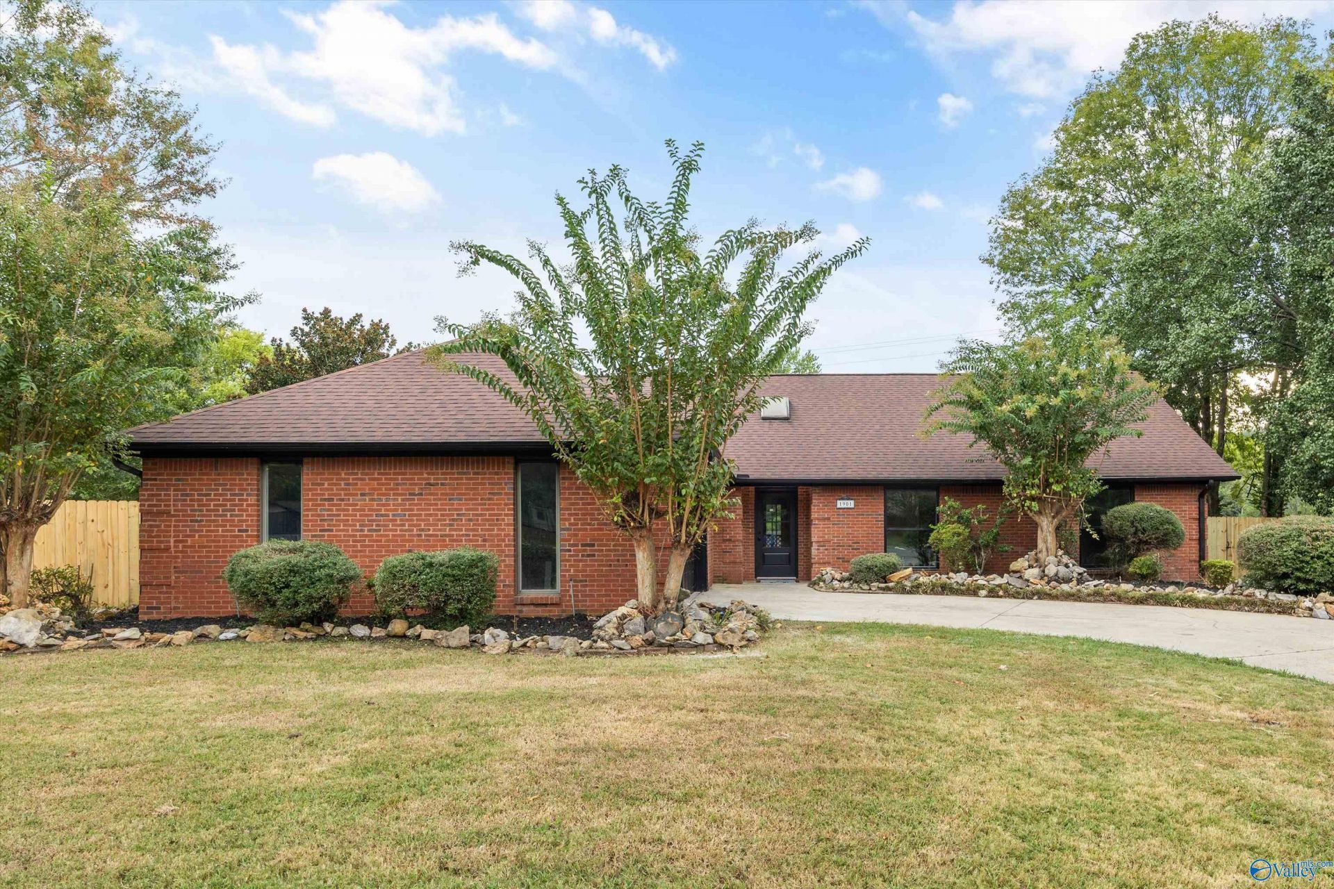 1901 Helmsdale Circle, Huntsville, AL 35803 Main Photo