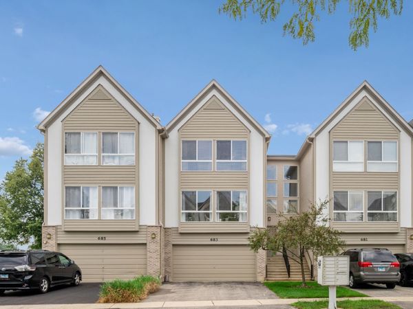 683 E Fountainview Drive , Mundelein, IL 60060