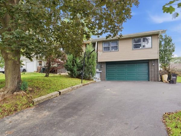 1807 Elmwood Drive, Lindenhurst, IL 60046