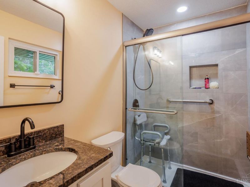 8763 Zodiac Drive, Springfield Township, OH 45231 Photo 12