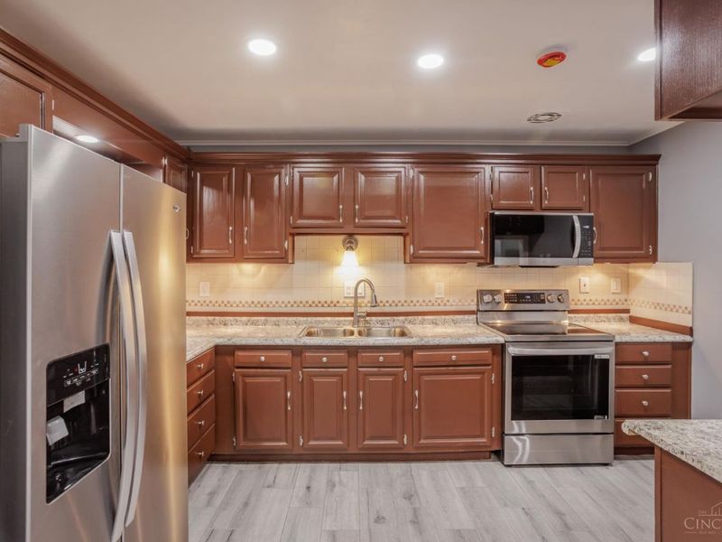 8763 Zodiac Drive, Springfield Township, OH 45231 Photo 6