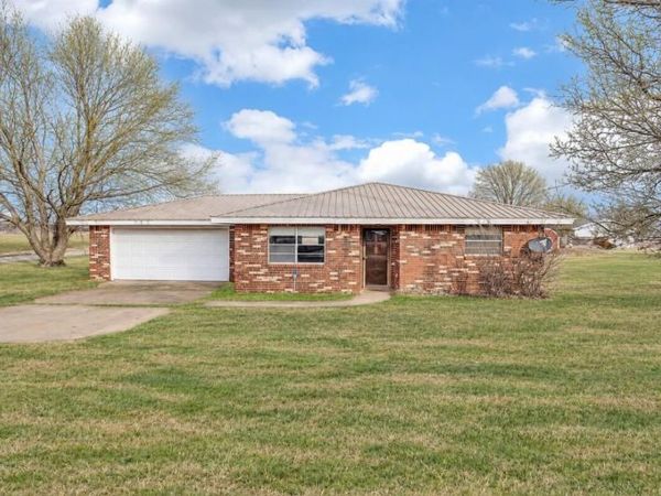 105 NW Boundry Road, Erick, OK 73645