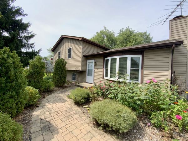592 Pine Grove Avenue , Gurnee, IL 60031