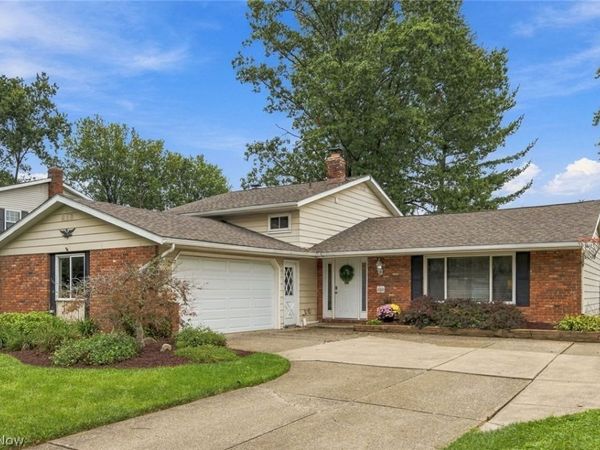 6611 Wedgewood Drive, North Olmsted, OH 44070