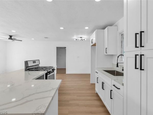 1115 Arrowhead Avenue , Las Vegas, NV 89106