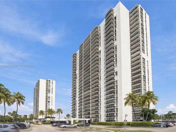 3675 N Country Club Dr , Unit 204, Aventura, FL 33180