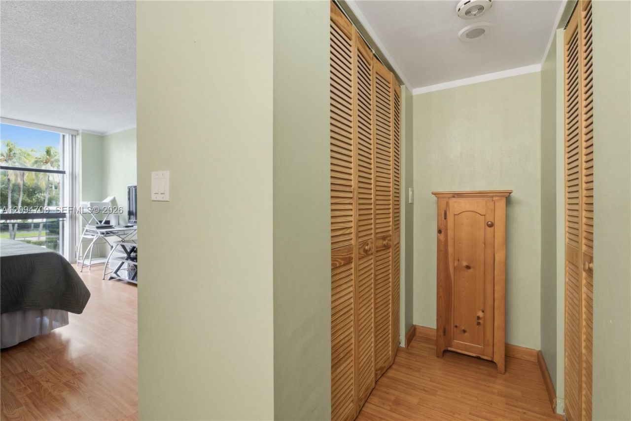 3675 N Country Club Dr , Unit 204, Aventura, FL 33180 Photo