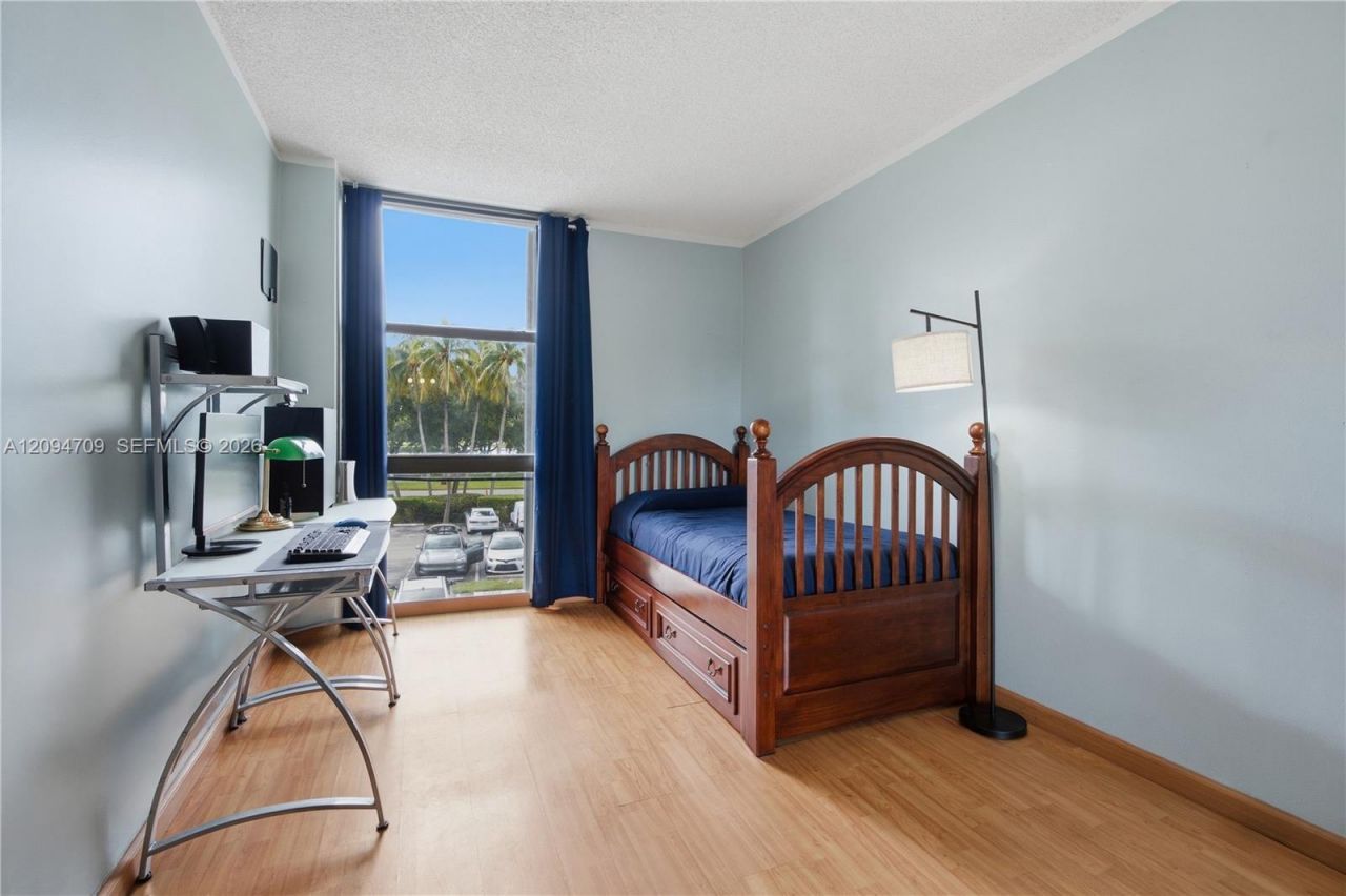3675 N Country Club Dr , Unit 204, Aventura, FL 33180 Photo