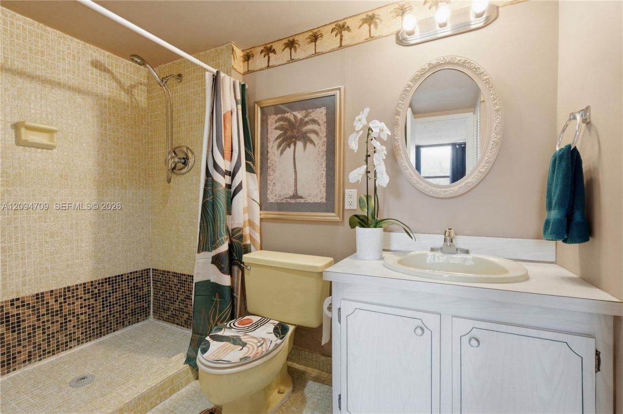 3675 N Country Club Dr , Unit 204, Aventura, FL 33180 Photo