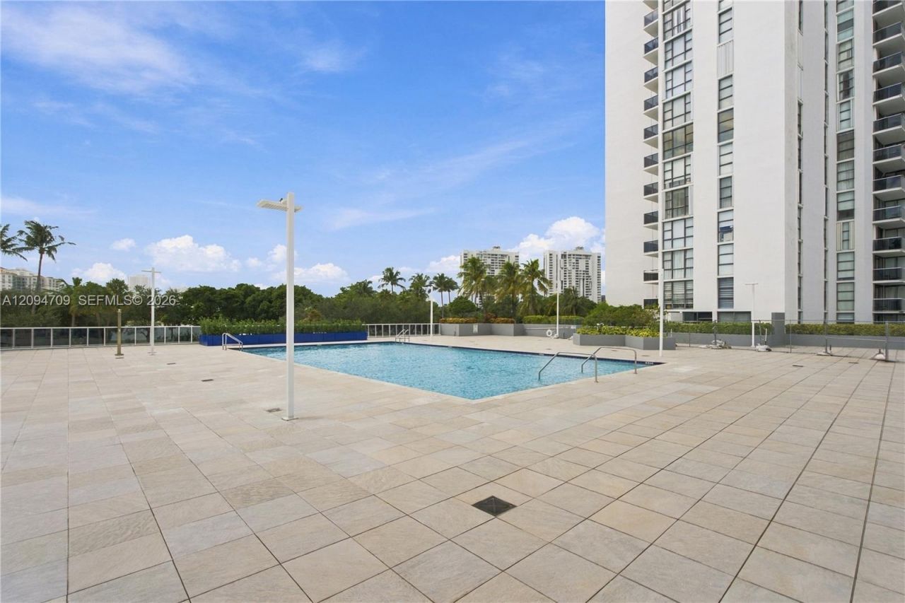 3675 N Country Club Dr , Unit 204, Aventura, FL 33180 Photo