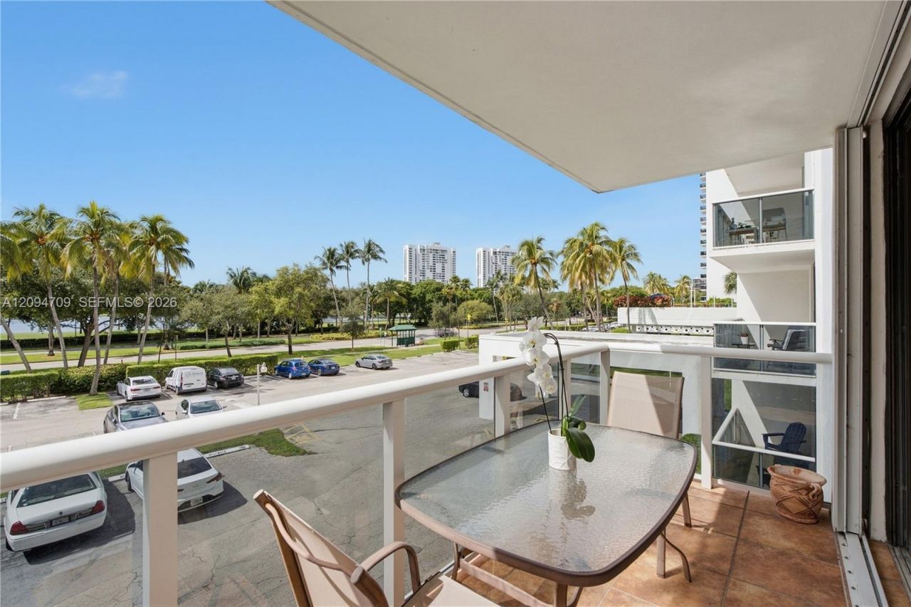 3675 N Country Club Dr , Unit 204, Aventura, FL 33180 Photo