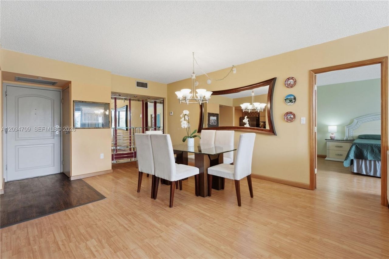 3675 N Country Club Dr , Unit 204, Aventura, FL 33180 Photo