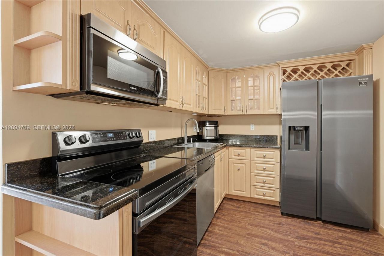 3675 N Country Club Dr , Unit 204, Aventura, FL 33180 Photo